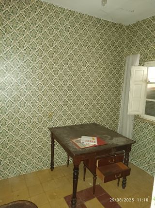 Mesa de madera marrón y verde