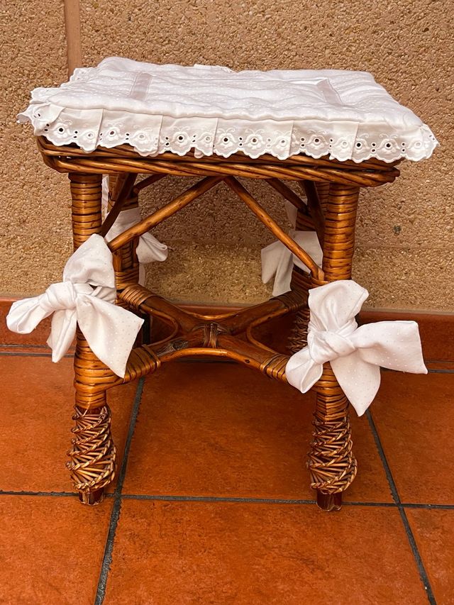 Taburete de mimbre con cojín blanco