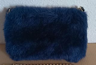 Bolso azul peluche con cadena dorada