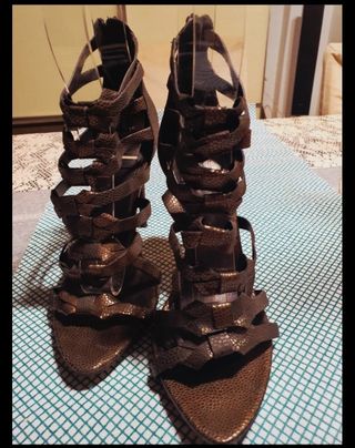 Zapatos de tacón gladiador marrones y dorados