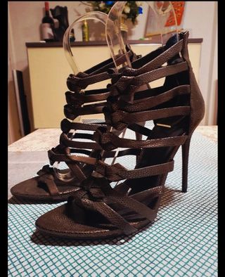 Zapatos de tacón gladiador marrones y dorados