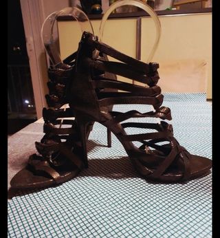 Zapatos de tacón gladiador marrones y dorados