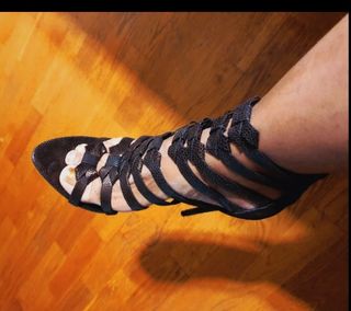 Zapatos de tacón gladiador marrones y dorados