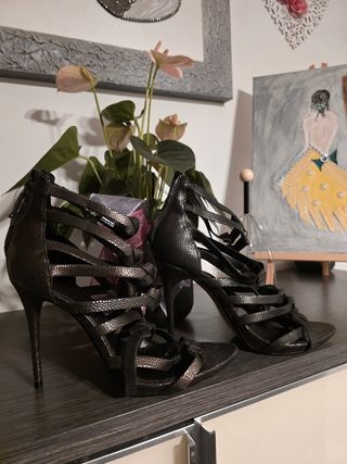 Zapatos de tacón gladiador marrones y dorados
