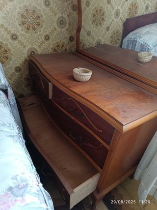 Armario de madera con espejo