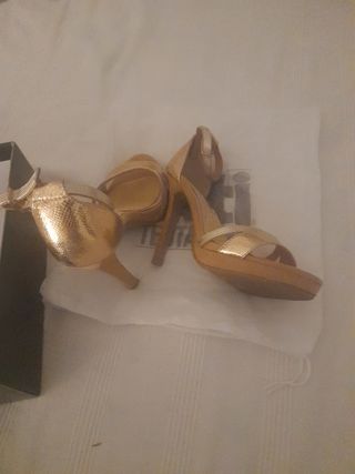 Sandalias doradas tacón fino