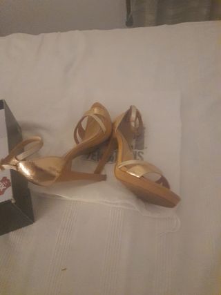 Sandalias doradas tacón fino