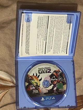 PS4 (PlayStation 4) con mando y 2 juegos