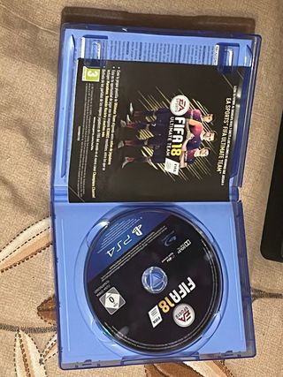 PS4 (PlayStation 4) con mando y 2 juegos