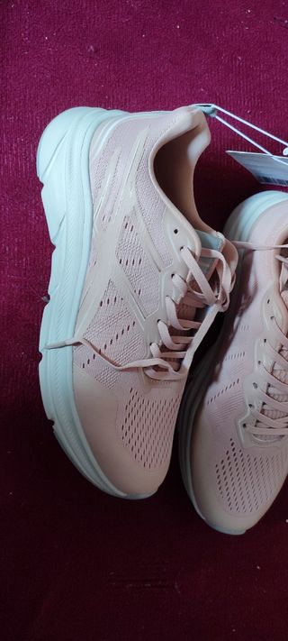 Zapatillas deportivas rosas y grises