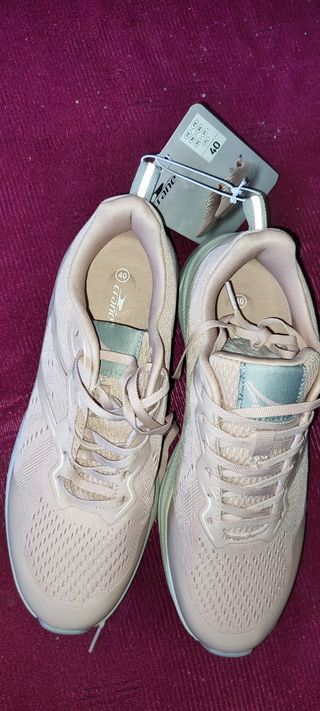 Zapatillas deportivas rosas y grises