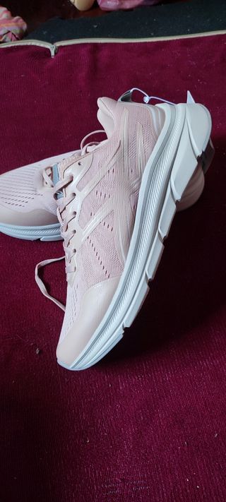 Zapatillas deportivas rosas y grises