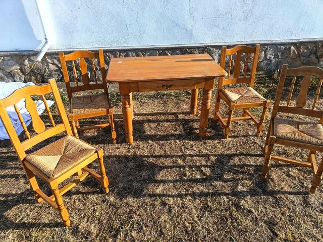 Mesa de cocina y 4 sillas de madera