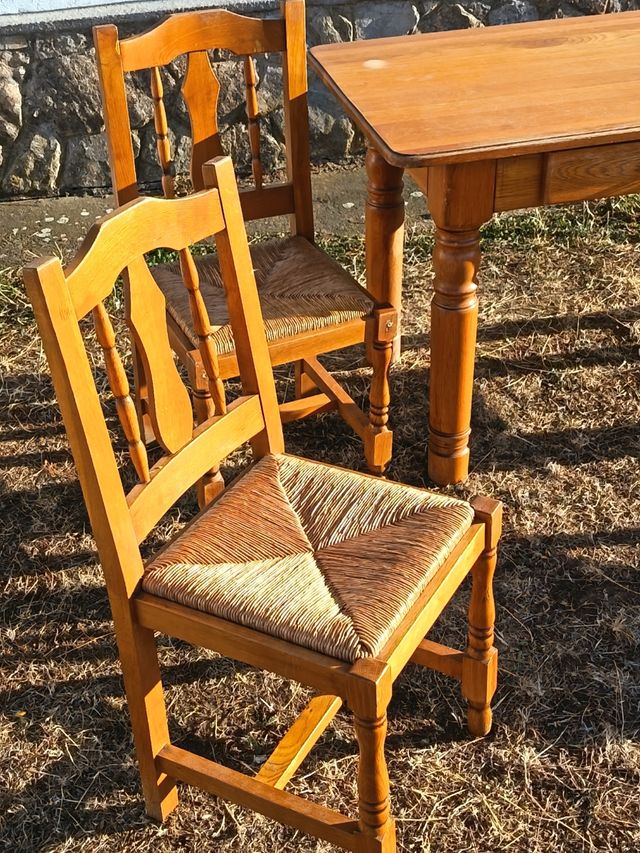 Mesa de cocina y 4 sillas de madera