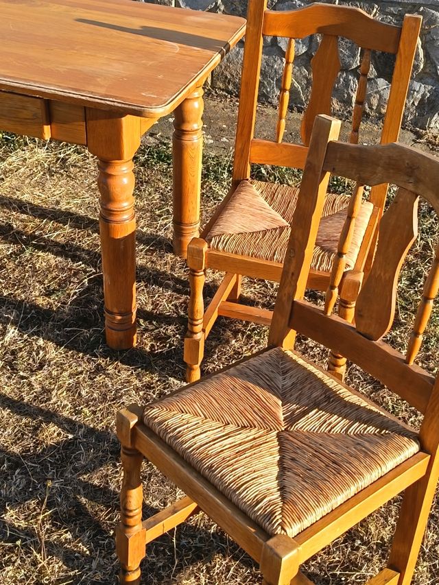 Mesa de cocina y 4 sillas de madera