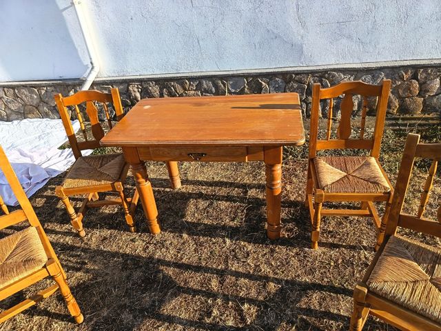 Mesa de cocina y 4 sillas de madera