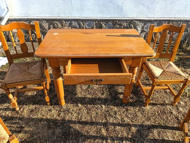 Mesa de cocina y 4 sillas de madera