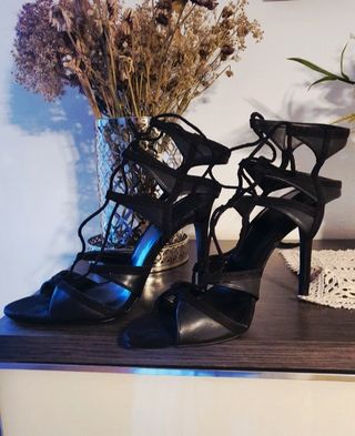 Zapatos de tacón negros con tiras
