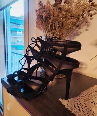 Zapatos de tacón negros con tiras