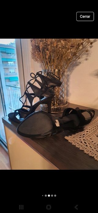 Zapatos de tacón negros con tiras