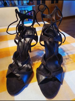 Zapatos de tacón negros con tiras