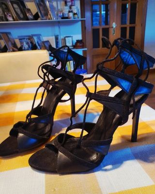Zapatos de tacón negros con tiras