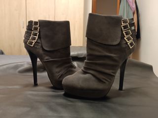 Botines grises con hebillas