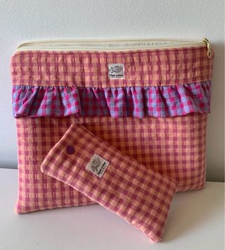 Funda iPad Zipery y bies cuadros rosa