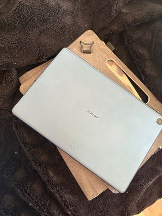 Tablet con funda beige y negra