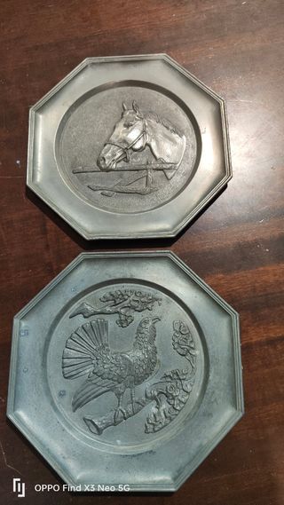 2 piatti decorativi in peltro