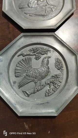 2 piatti decorativi in peltro