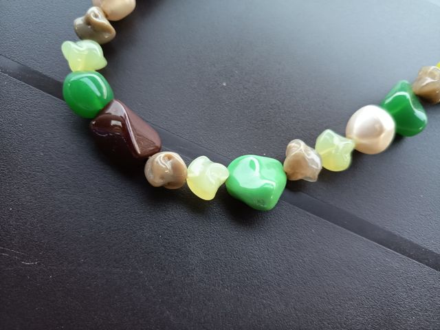 Collar de cuentas de colores