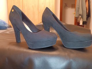 Zapatos de salón negros con plataforma