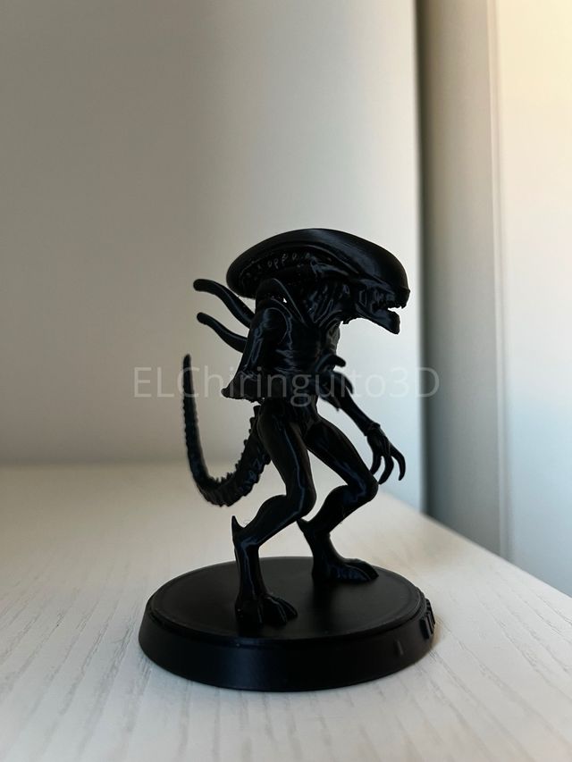 Figura Alien Pequeña con Base Negra