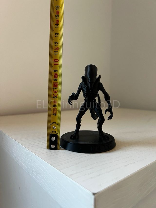 Figura Alien Pequeña con Base Negra