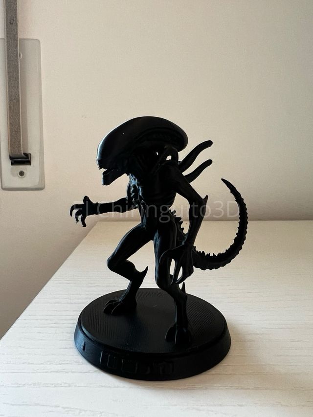 Figura Alien Pequeña con Base Negra