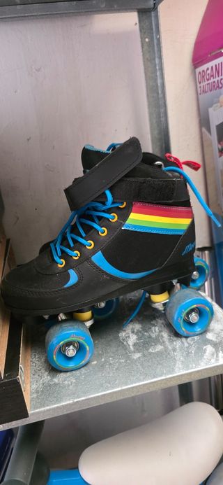 Patines de 4 ruedas negros con arcoíris