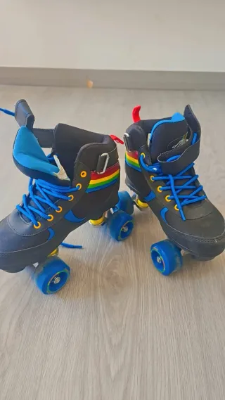 Patines de 4 ruedas negros con arcoíris
