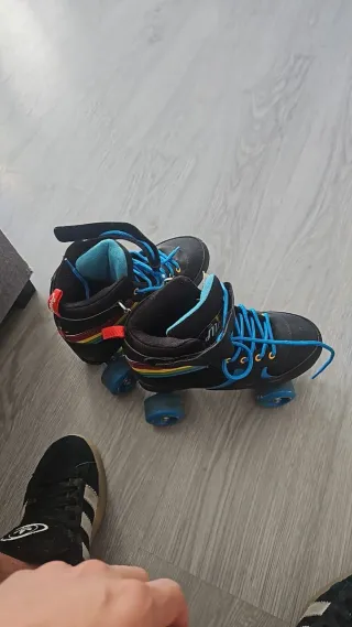 Patines de 4 ruedas negros con arcoíris