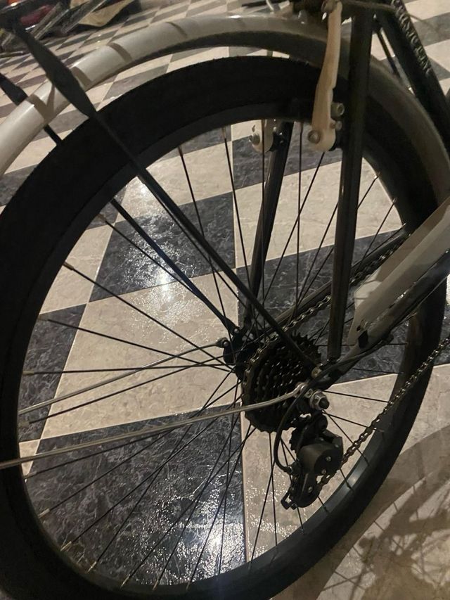 Bicicleta urbana negra con cesta