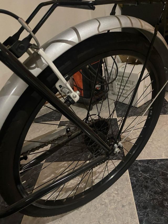 Bicicleta urbana negra con cesta