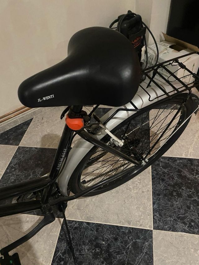 Bicicleta urbana negra con cesta