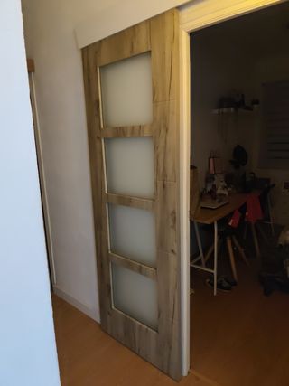 Puerta corredera con 4 paneles de cristal