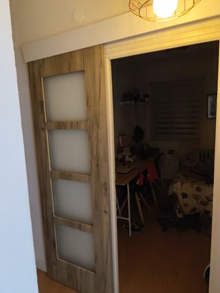 Puerta corredera con 4 paneles de cristal