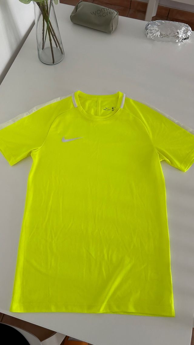 Camiseta deportiva Nike amarilla