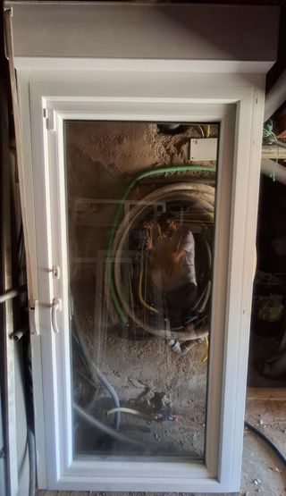 Puerta aluminio blanca con persiana