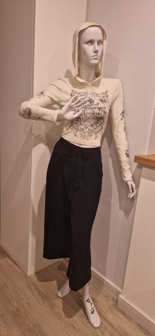 Conjunto pantalón negro y sudadera estampada