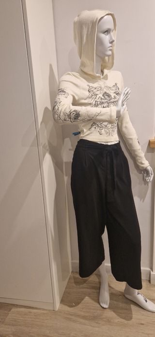 Conjunto pantalón negro y sudadera estampada