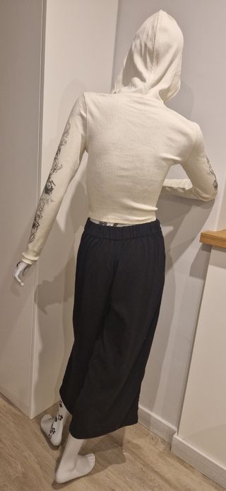 Conjunto pantalón negro y sudadera estampada