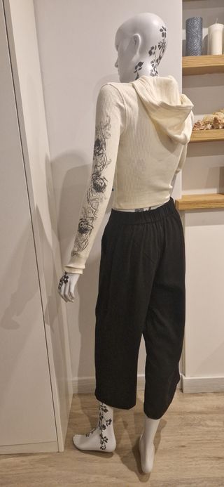 Conjunto pantalón negro y sudadera estampada